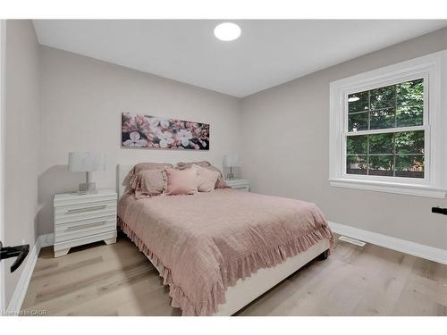 174 East 34Th Street, Hamilton, ON - Indoor Photo Showing Bedroom