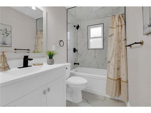 174 East 34Th Street, Hamilton, ON - Indoor Photo Showing Bathroom