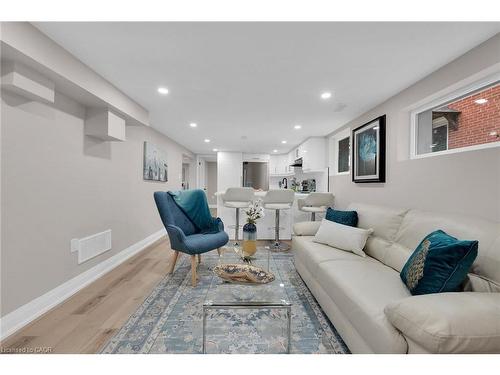 174 East 34Th Street, Hamilton, ON - Indoor Photo Showing Living Room