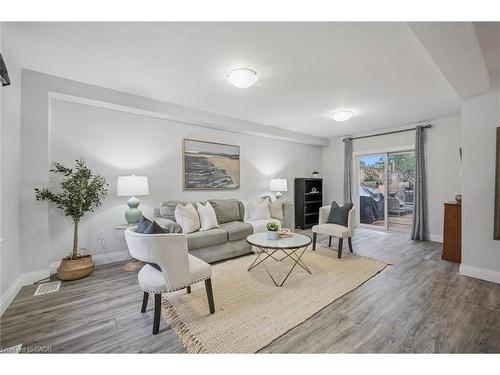 145 Bridgeport Road E, Waterloo, ON - Indoor Photo Showing Living Room
