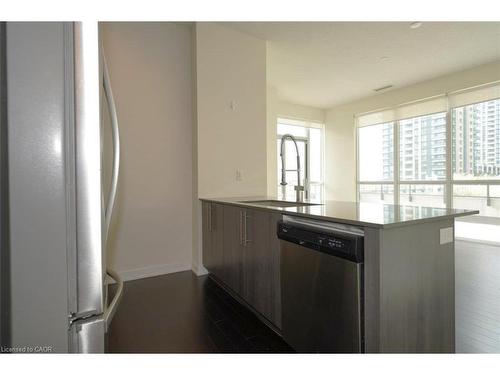 402-4011 Brickstone Mews, Mississauga, ON - Indoor Photo Showing Kitchen