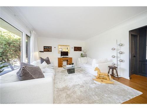 115 Welbourn Drive, Hamilton, ON - Indoor Photo Showing Living Room