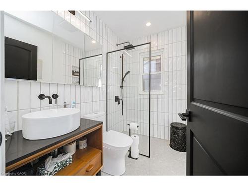 115 Welbourn Drive, Hamilton, ON - Indoor Photo Showing Bathroom