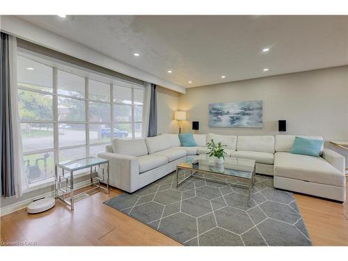 46 Seabreeze Crescent, Hamilton, ON - Indoor Photo Showing Living Room