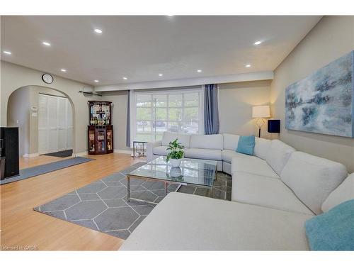 46 Seabreeze Crescent, Hamilton, ON - Indoor Photo Showing Living Room
