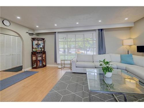 46 Seabreeze Crescent, Hamilton, ON - Indoor Photo Showing Living Room