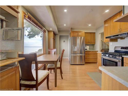 46 Seabreeze Crescent, Hamilton, ON - Indoor Photo Showing Kitchen