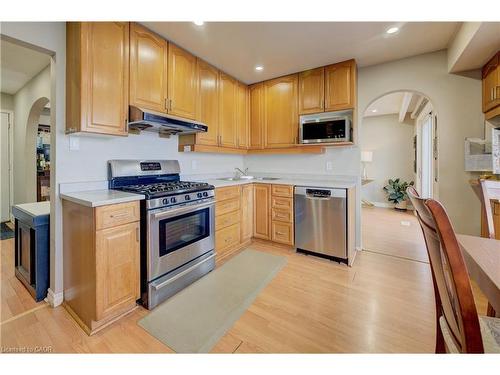 46 Seabreeze Crescent, Hamilton, ON - Indoor Photo Showing Kitchen