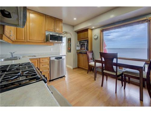 46 Seabreeze Crescent, Hamilton, ON - Indoor Photo Showing Kitchen