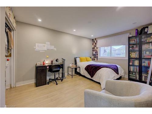 46 Seabreeze Crescent, Hamilton, ON - Indoor Photo Showing Bedroom