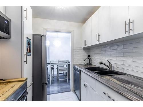 3-136 Conway Drive, London, ON - Indoor Photo Showing Kitchen With Double Sink With Upgraded Kitchen