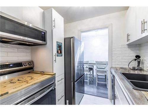 3-136 Conway Drive, London, ON - Indoor Photo Showing Kitchen With Double Sink With Upgraded Kitchen