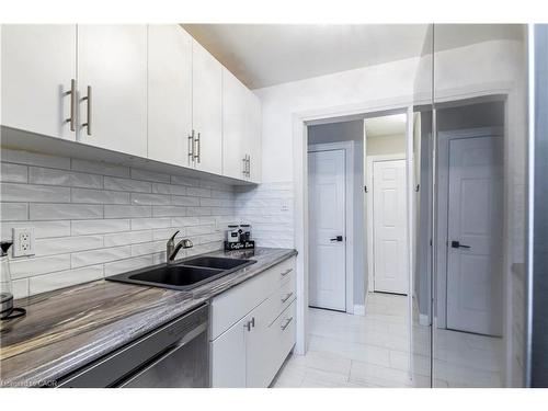 3-136 Conway Drive, London, ON - Indoor Photo Showing Kitchen With Double Sink