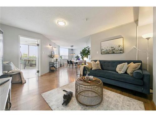 1110 Walden Circle, Mississauga, ON - Indoor Photo Showing Living Room