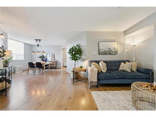 1110 Walden Circle, Mississauga, ON - Indoor Photo Showing Living Room