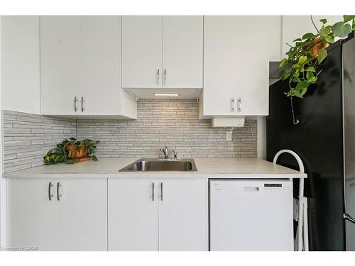 1110 Walden Circle, Mississauga, ON - Indoor Photo Showing Kitchen With Upgraded Kitchen