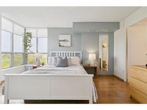 1110 Walden Circle, Mississauga, ON - Indoor Photo Showing Bedroom