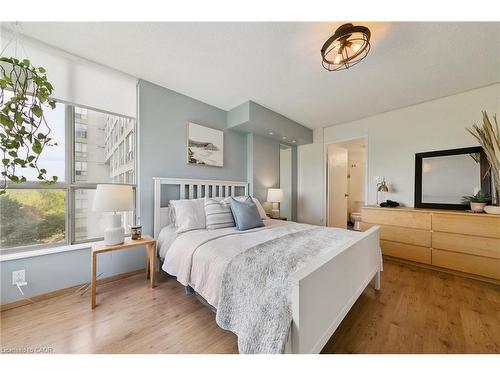 1110 Walden Circle, Mississauga, ON - Indoor Photo Showing Bedroom