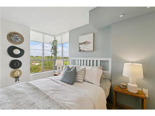 1110 Walden Circle, Mississauga, ON - Indoor Photo Showing Bedroom