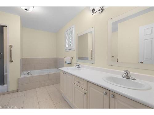 90 Westlawn Drive, Hamilton, ON - Indoor Photo Showing Bathroom