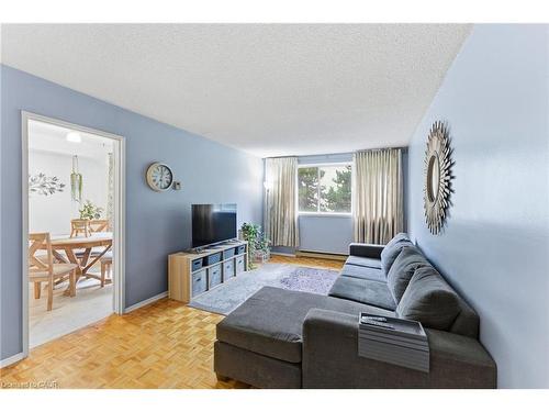 175-2170 Bromsgrove Road, Mississauga, ON - Indoor Photo Showing Living Room