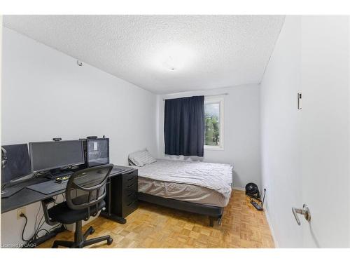 175-2170 Bromsgrove Road, Mississauga, ON - Indoor Photo Showing Bedroom