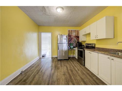 82 Simcoe Street E, Hamilton, ON - Indoor Photo Showing Kitchen
