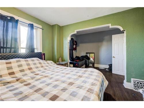 82 Simcoe Street E, Hamilton, ON - Indoor Photo Showing Bedroom