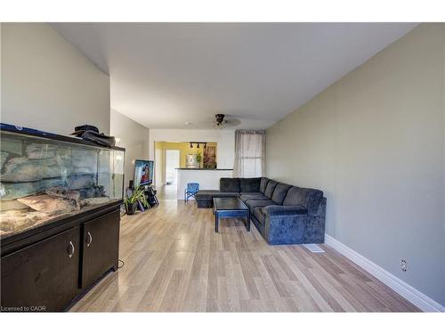 82 Simcoe Street E, Hamilton, ON - Indoor Photo Showing Living Room