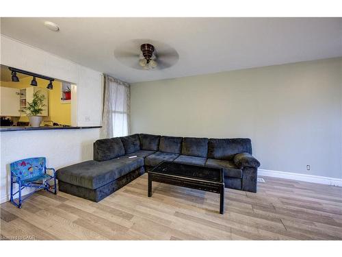 82 Simcoe Street E, Hamilton, ON - Indoor Photo Showing Living Room
