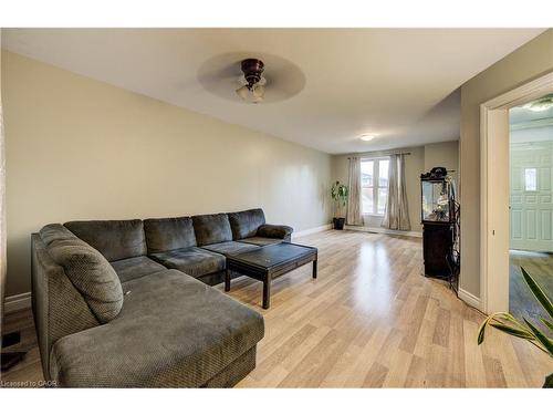 82 Simcoe Street E, Hamilton, ON - Indoor Photo Showing Living Room