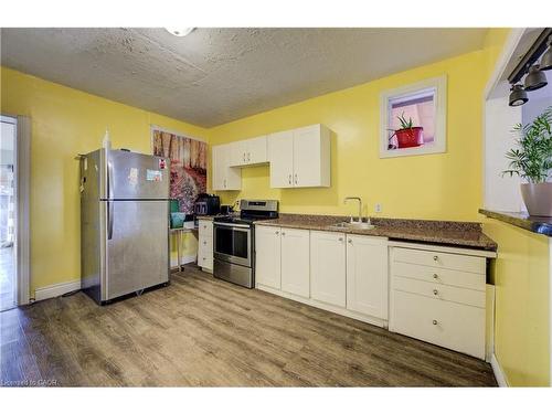 82 Simcoe Street E, Hamilton, ON - Indoor Photo Showing Kitchen