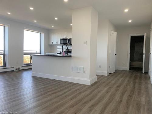 329 Upper Sherman Avenue, Hamilton, ON - Indoor Photo Showing Kitchen
