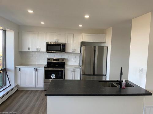 329 Upper Sherman Avenue, Hamilton, ON - Indoor Photo Showing Kitchen