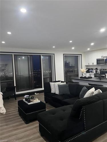 329 Upper Sherman Avenue, Hamilton, ON - Indoor Photo Showing Living Room