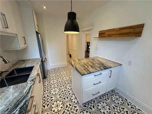 137 Avondale Street, Hamilton, ON - Indoor Photo Showing Kitchen
