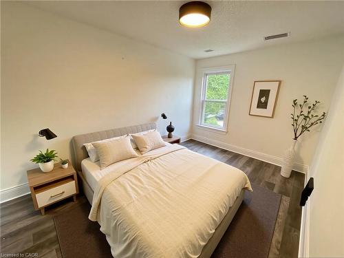 137 Avondale Street, Hamilton, ON - Indoor Photo Showing Bedroom