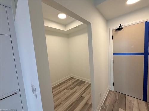 220-3250 Carding Mill Trail, Oakville, ON - Indoor Photo Showing Other Room