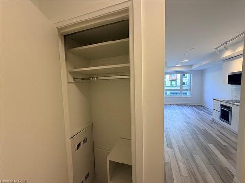 220-3250 Carding Mill Trail, Oakville, ON - Indoor