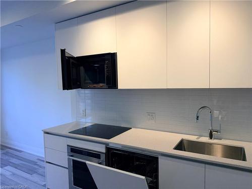 220-3250 Carding Mill Trail, Oakville, ON - Indoor Photo Showing Kitchen