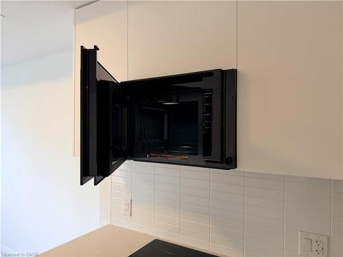 220-3250 Carding Mill Trail, Oakville, ON - Indoor