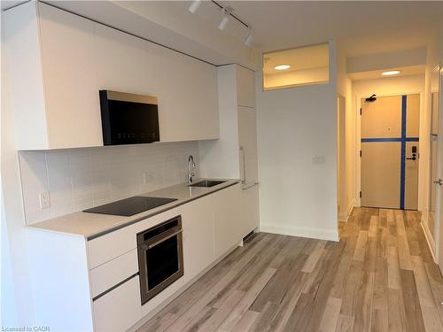 220-3250 Carding Mill Trail, Oakville, ON - Indoor Photo Showing Kitchen