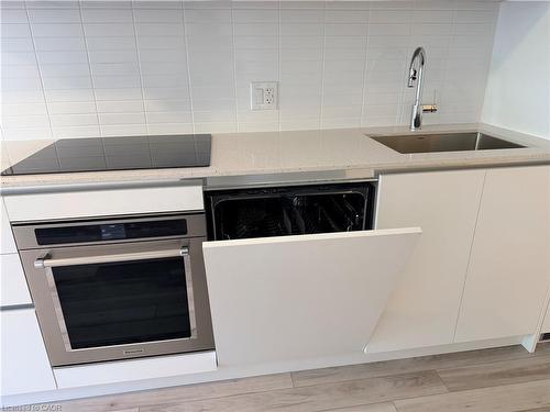 220-3250 Carding Mill Trail, Oakville, ON - Indoor Photo Showing Kitchen With Upgraded Kitchen