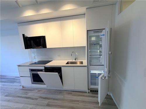 220-3250 Carding Mill Trail, Oakville, ON - Indoor Photo Showing Kitchen