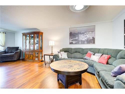 85 Frobisher Court, Cambridge, ON - Indoor Photo Showing Living Room