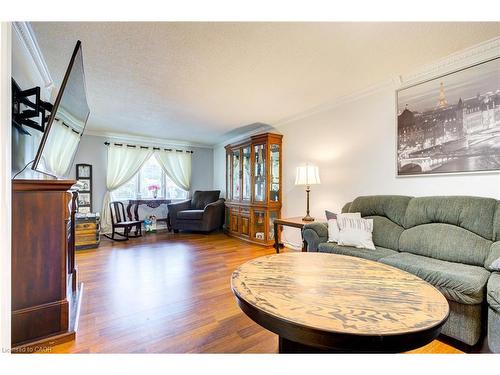 85 Frobisher Court, Cambridge, ON - Indoor Photo Showing Living Room