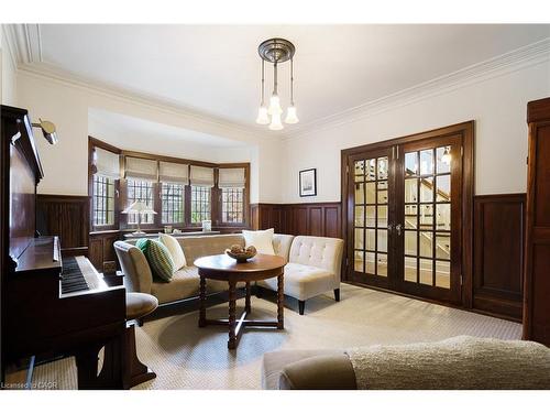 2 Oak Knoll Drive, Hamilton, ON - Indoor Photo Showing Living Room