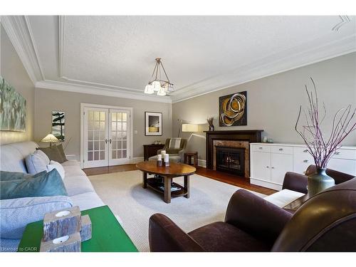 2 Oak Knoll Drive, Hamilton, ON - Indoor Photo Showing Living Room