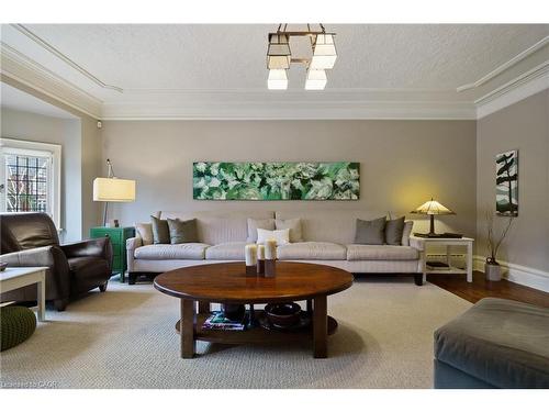 2 Oak Knoll Drive, Hamilton, ON - Indoor Photo Showing Living Room