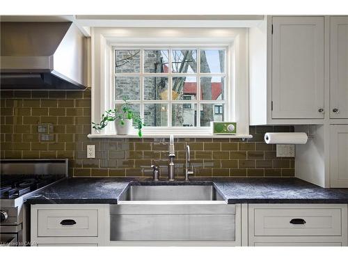 2 Oak Knoll Drive, Hamilton, ON - Indoor Photo Showing Kitchen